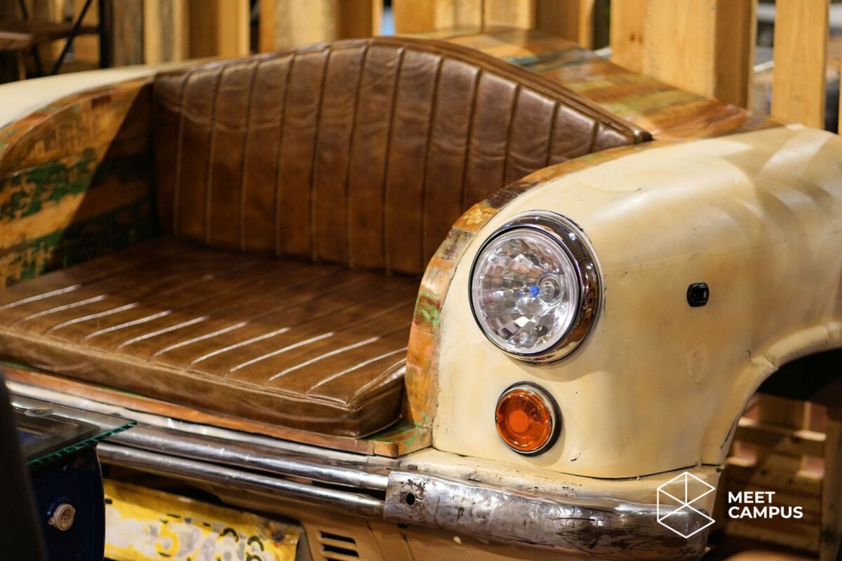 Ein Oldtimer wurde zu einem Sofa umfunktioniert