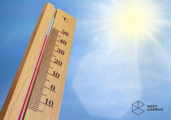 Thermometer zeigt Hitze an - Hitzeschutz notwendig