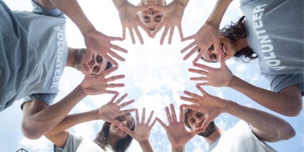 Menschen stehen im Kreis und bilden mit ihren Händen ein gemeinsames Symbol für Zusammenhalt und Engagement – Sinnbild für die Zukunft des Ehrenamts Menschen stehen im Kreis und bilden mit ihren Händen ein gemeinsames Symbol für Zusammenhalt und Engagement – Sinnbild für die Zukunft des Ehrenamts