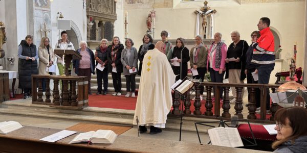 Beauftragung ehrenamtlicher spiritueller Wegbegleiterinnen und Wegbegleiter im Gottesdienst der CKD im Münster Heiligkreuztal Beauftragung ehrenamtlicher spiritueller Wegbegleiterinnen und Wegbegleiter im Gottesdienst der CKD im Münster Heiligkreuztal