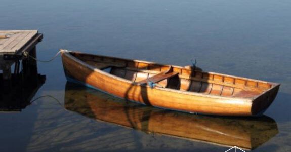 Ein hölzernes Ruderboot liegt an einem kleinen Steg auf klarem, ruhigem Wasser. Die Spiegelung des Boots ist im Wasser sichtbar. Unten rechts befindet sich das MEET CAMPUS Logo mit geometrischem Design. Ein hölzernes Ruderboot liegt an einem kleinen Steg auf klarem, ruhigem Wasser. Die Spiegelung des Boots ist im Wasser sichtbar. Unten rechts befindet sich das MEET CAMPUS Logo mit geometrischem Design.