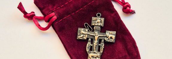 Elisabeth-Kreuz auf Samttäschchen