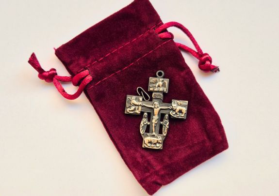 Elisabeth-Kreuz auf Samttäschchen