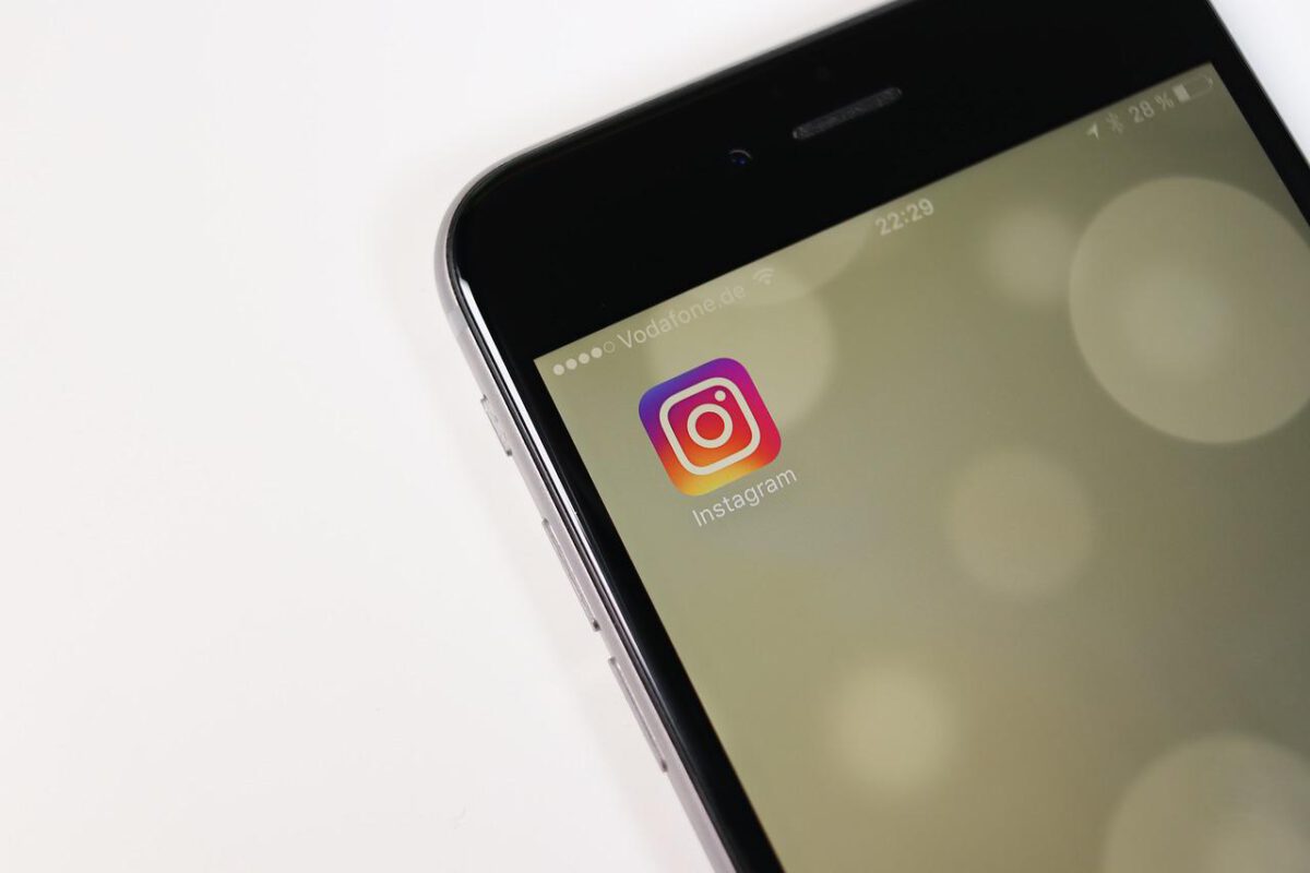 Smartphone zeigt Instagram-App, verwendet für Bildungsinhalte auf einer Bildungsplattform, vor einem weißen Hintergrund.