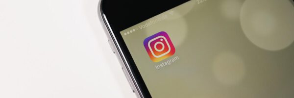 Smartphone zeigt Instagram-App, verwendet für Bildungsinhalte auf einer Bildungsplattform, vor einem weißen Hintergrund.