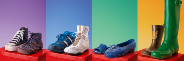 Mehrere Schuhe stehen auf Schuhkartons in bunten Farben