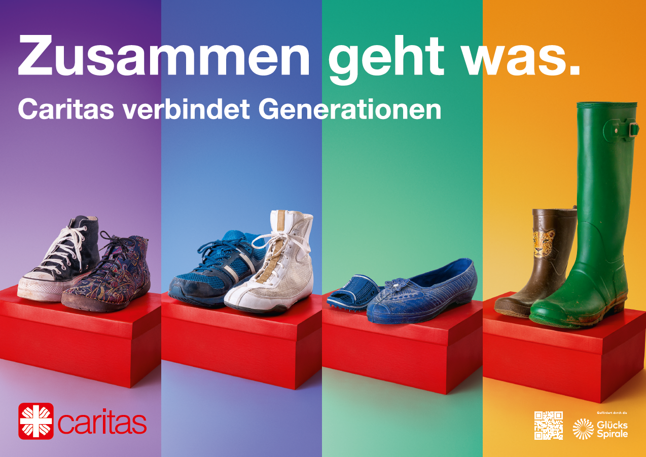 Mehrere Schuhe stehen auf Schuhkartons in bunten Farben