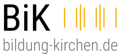 Logo der bildung-kirchen.de Website. Vorne steht BiK. Dann folgt als Zeichen ein einzelner gelber Strich, dann mit etwas Abstand zwei gelbe Striche mit einem etwas längeren gelben Strich in der Mitte. Wieder etwas Abstand, dann wiederholen sich die drei Striche. Mit etwas Abstand ist dann noch ein einzelner gelber Strich zum Abschied. Unten steht bildung-kirchen.de .