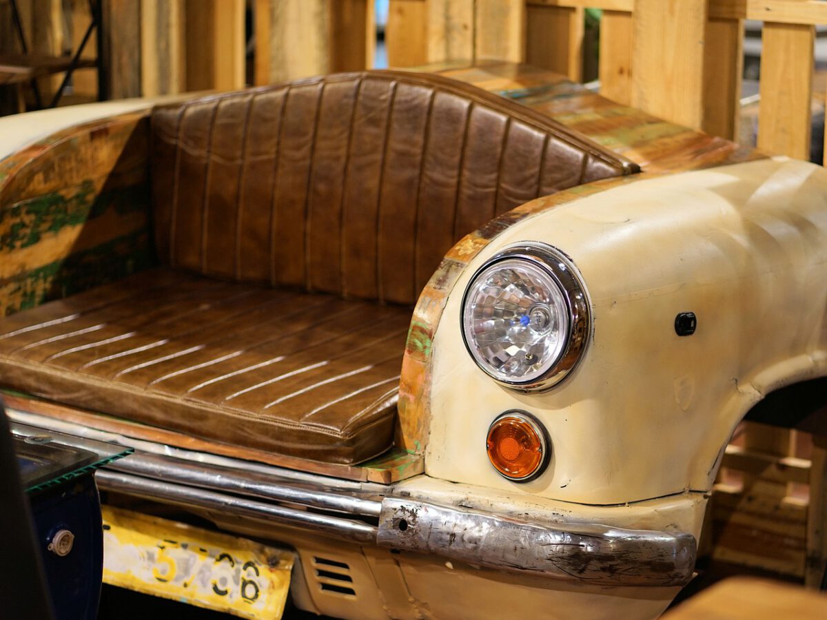 Eine Couch in den vorderen Teil eines alten Autos gebaut.
